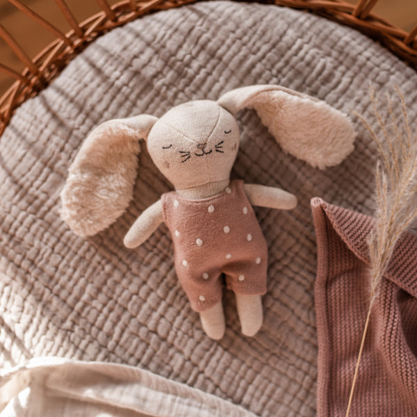 Babyrassel Hase mit Anzug rosa