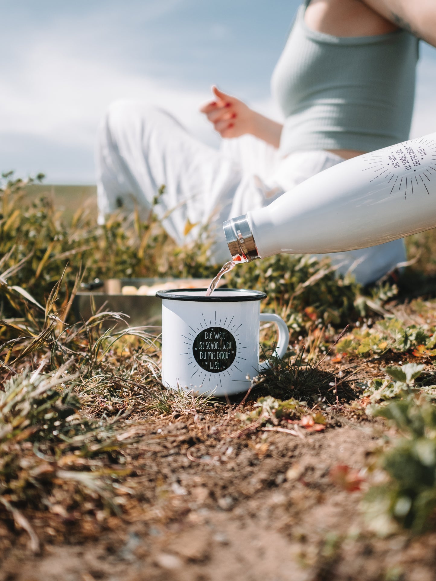 Emaille Tasse Die Welt ist schön