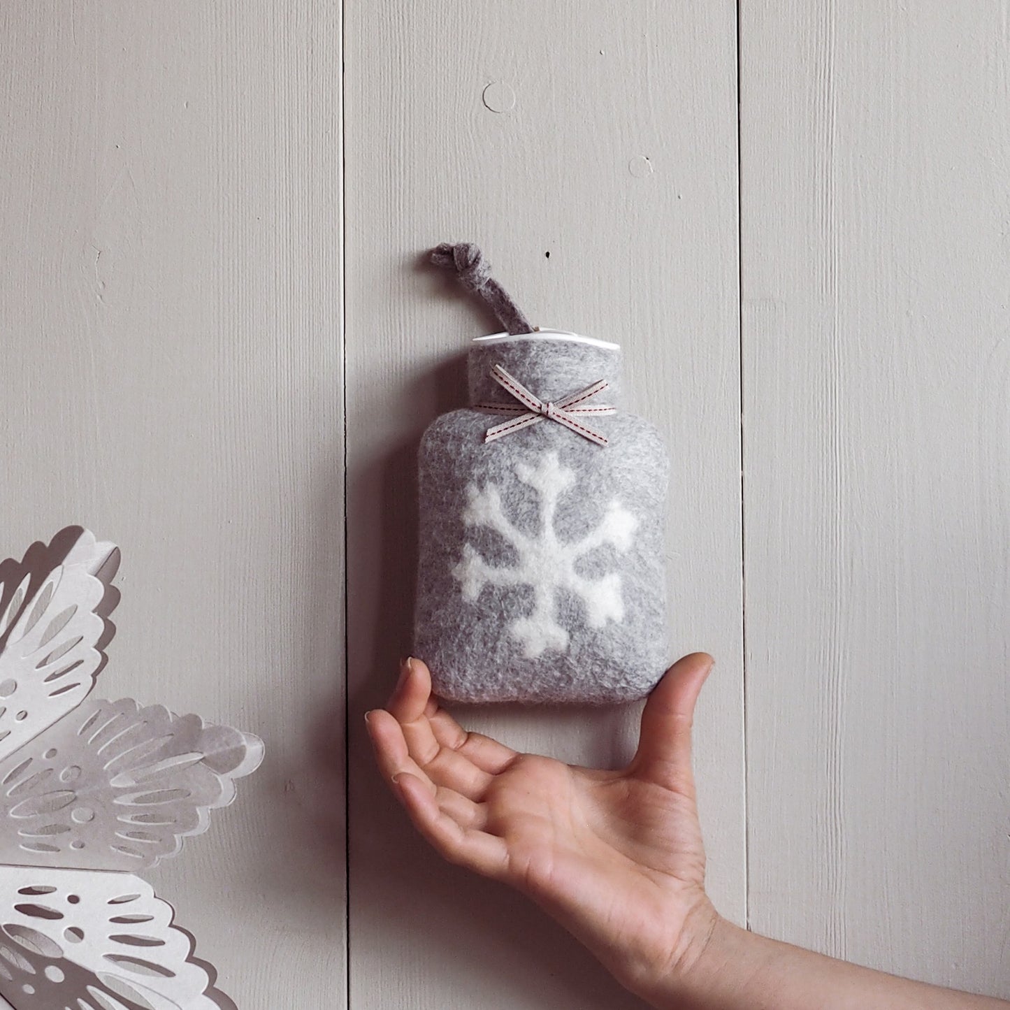 Mini Wärmflasche Schneeflocke hellgrau weiss