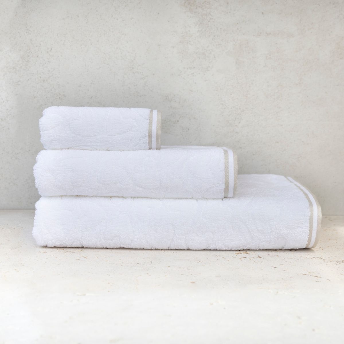 Badetuch Herz 70 x 140 cm weiss
