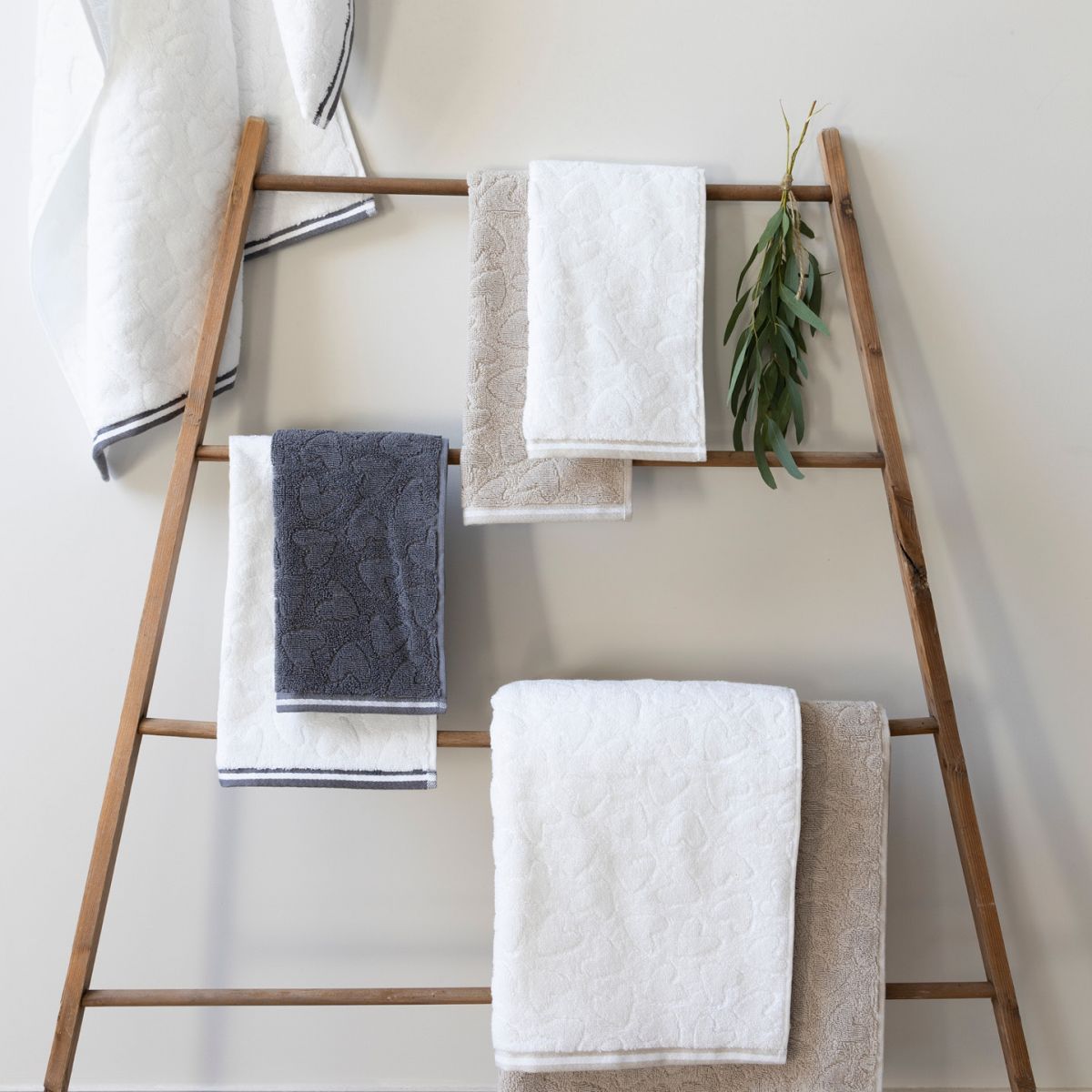Badetuch Herz 70 x 140 cm weiss