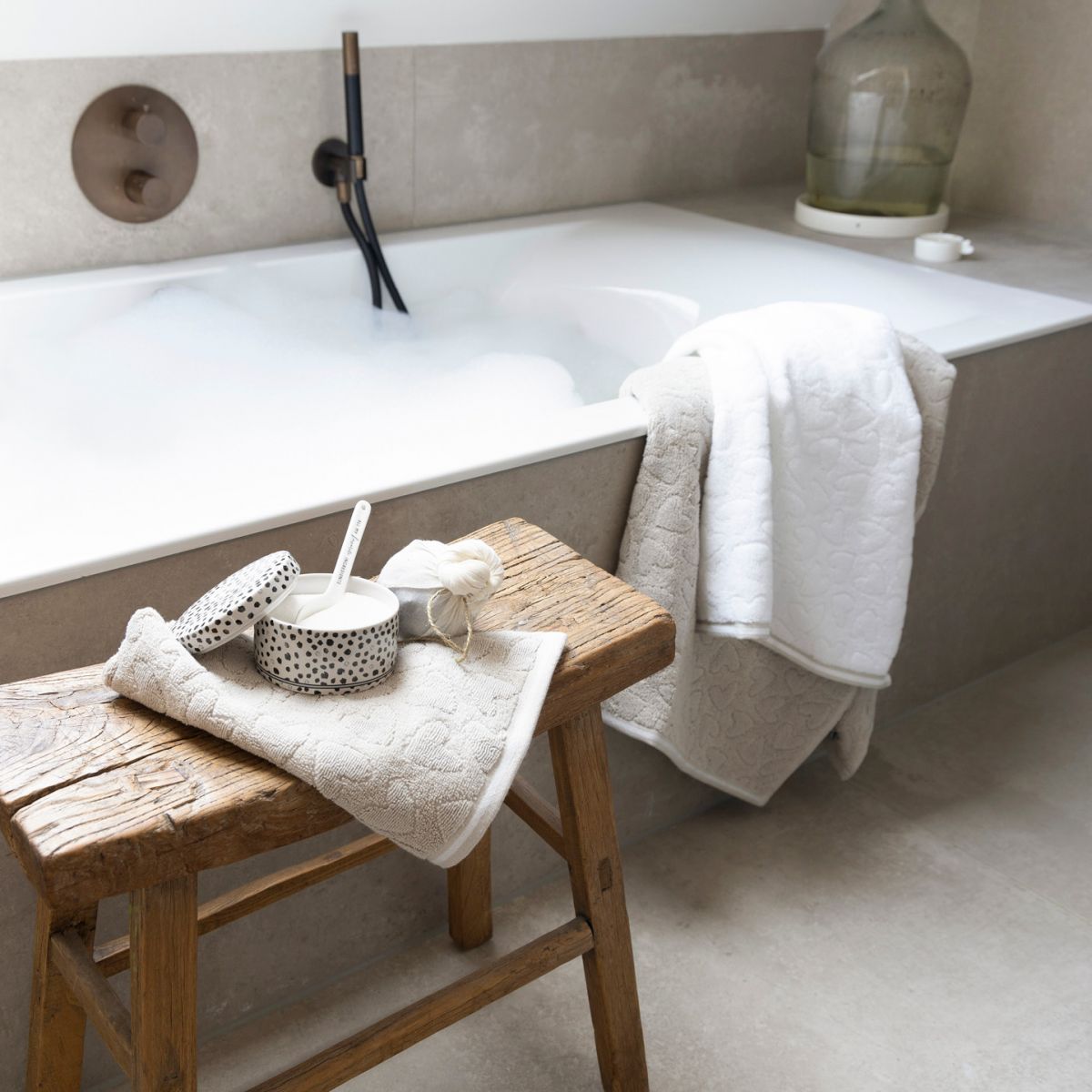 Badetuch Herz 70 x 140 cm weiss