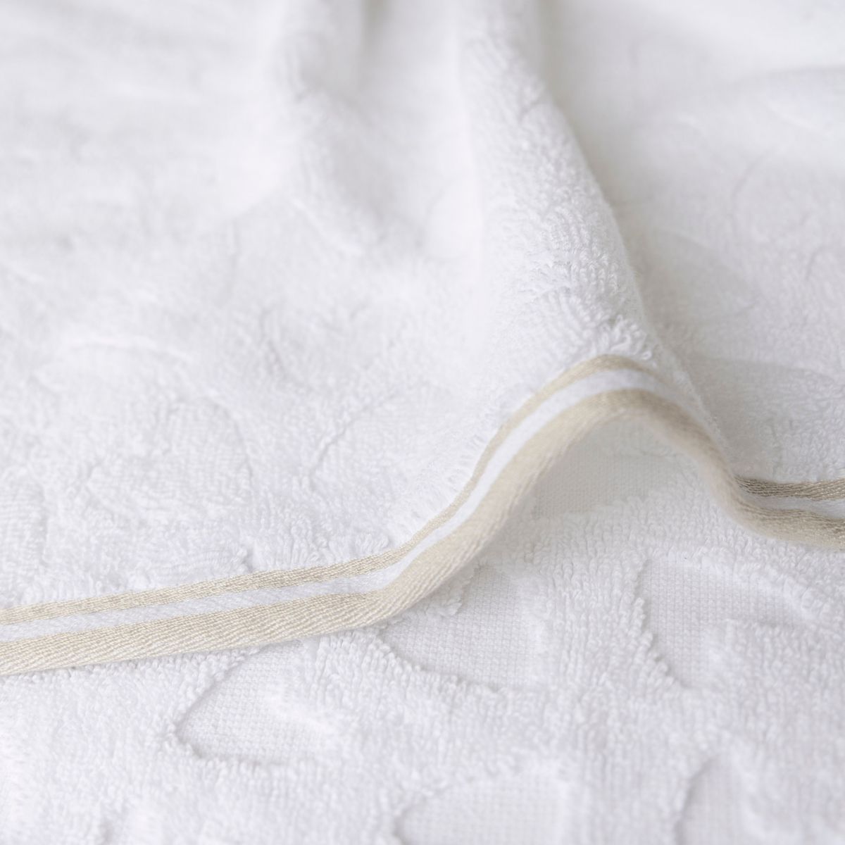 Badetuch Herz 70 x 140 cm weiss