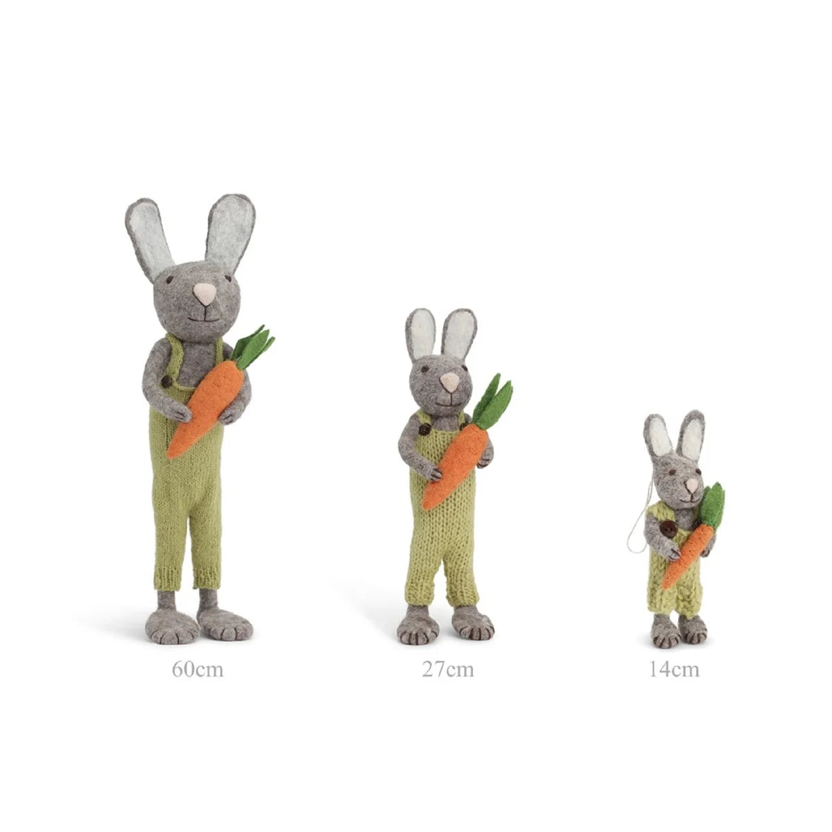 Grauer Hase mit Karotte und grüner Hose