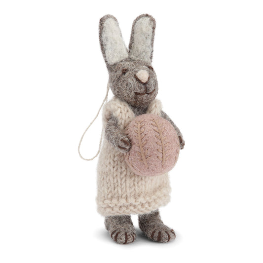 Grauer Hase mit Osterei und Kleid