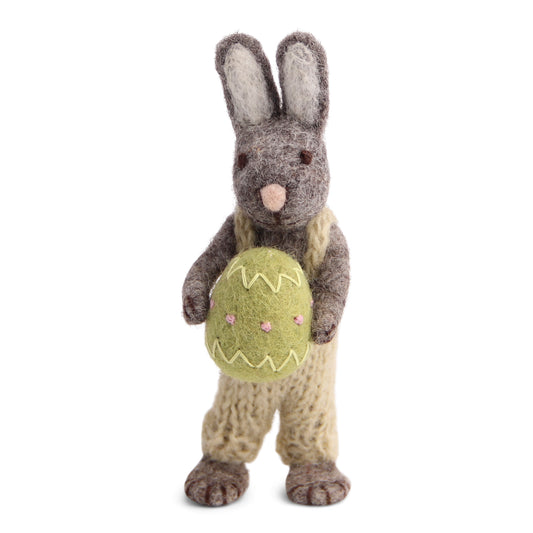 Grauer Hase mit grünem Osterei und Hose